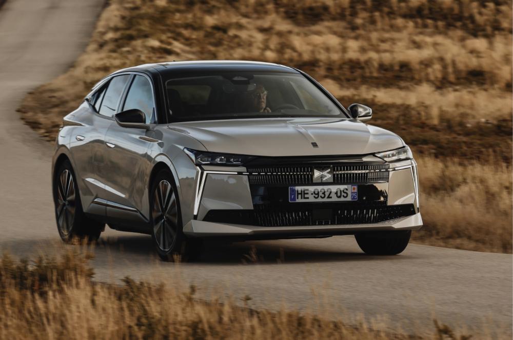 DS No 4 E-Tense driving