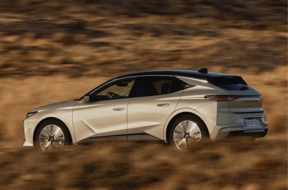 DS No 4 E-Tense driving rear left