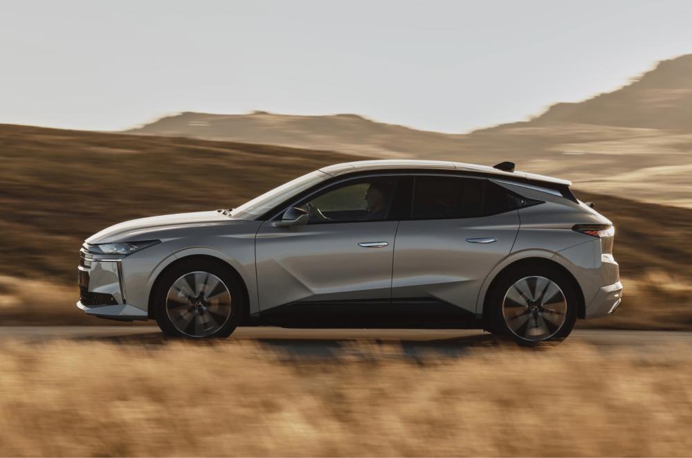 DS No 4 E-Tense driving side