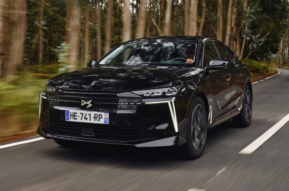 DS No 4 driving front left