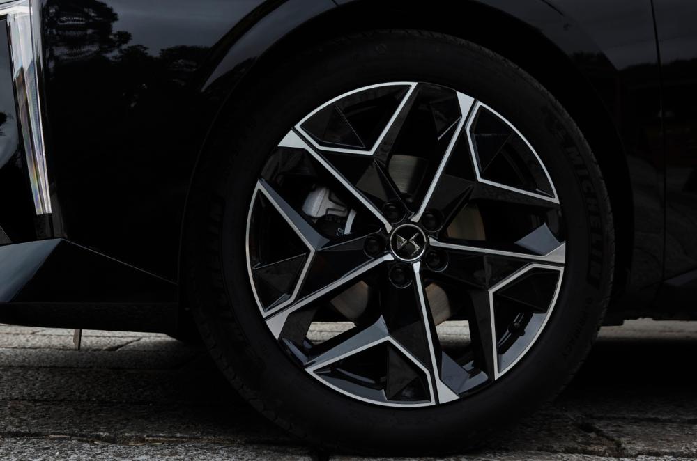 DS No 4 wheel detail