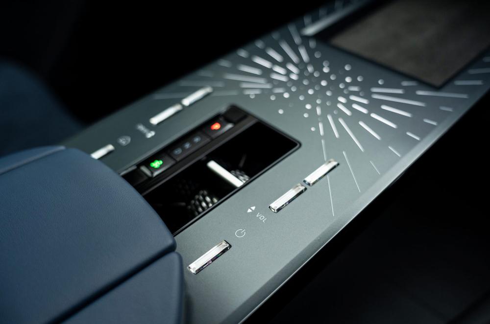 DS No 8 centre console