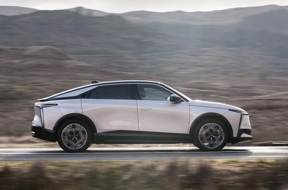 DS No 8 side driving