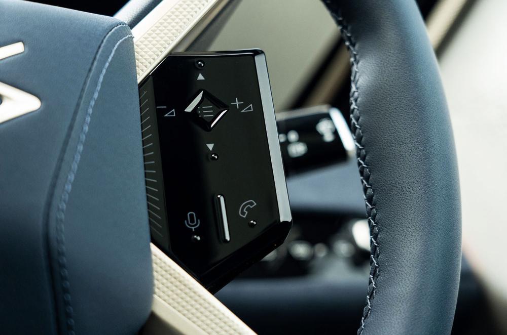 DS No 8 steering wheel controls