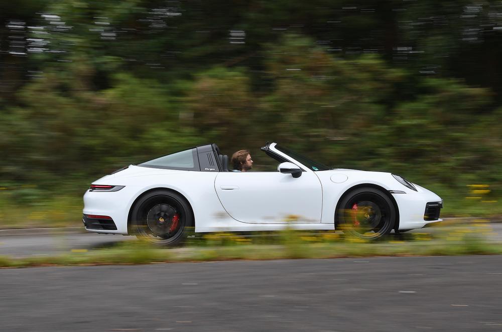 Porsche 911 Targa 2020 right panning