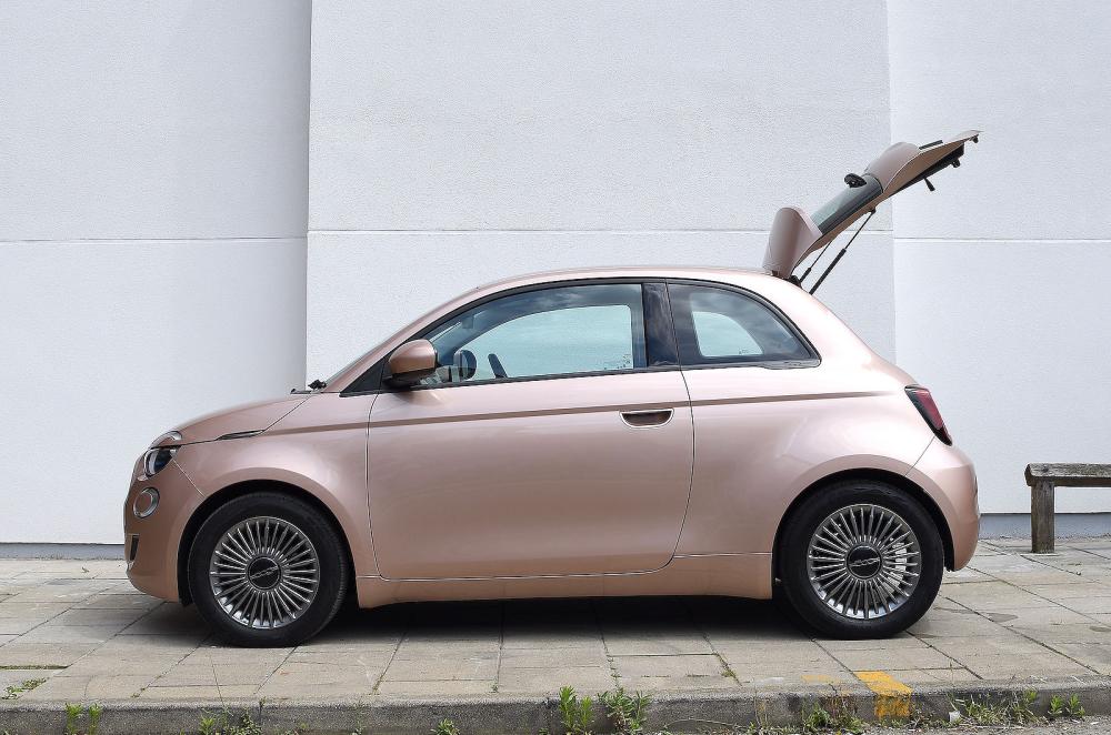 Fiat 500e left static boot open