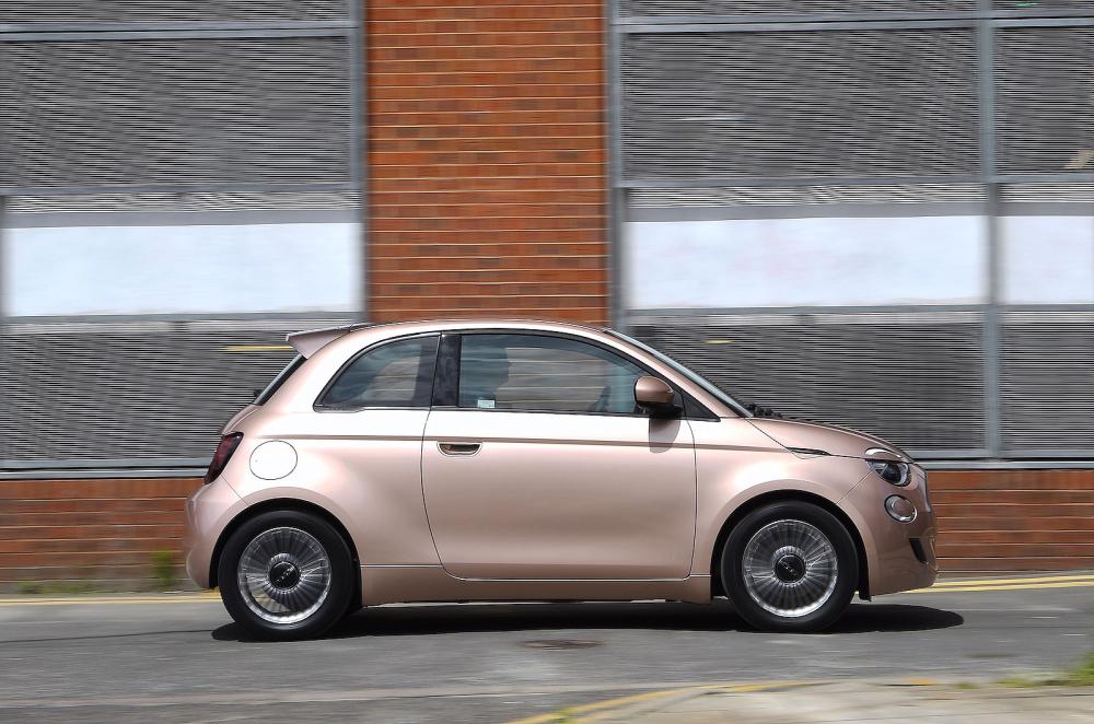 Fiat 500e right driving