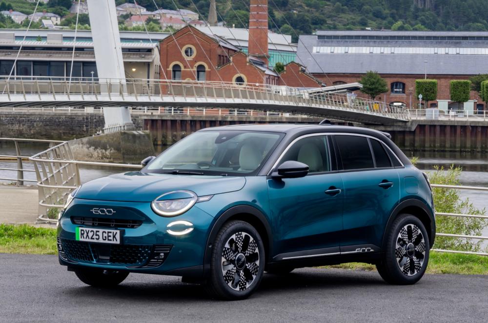 Fiat 600e static front left