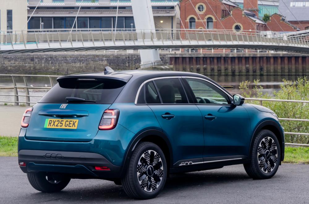 Fiat 600e static rear right