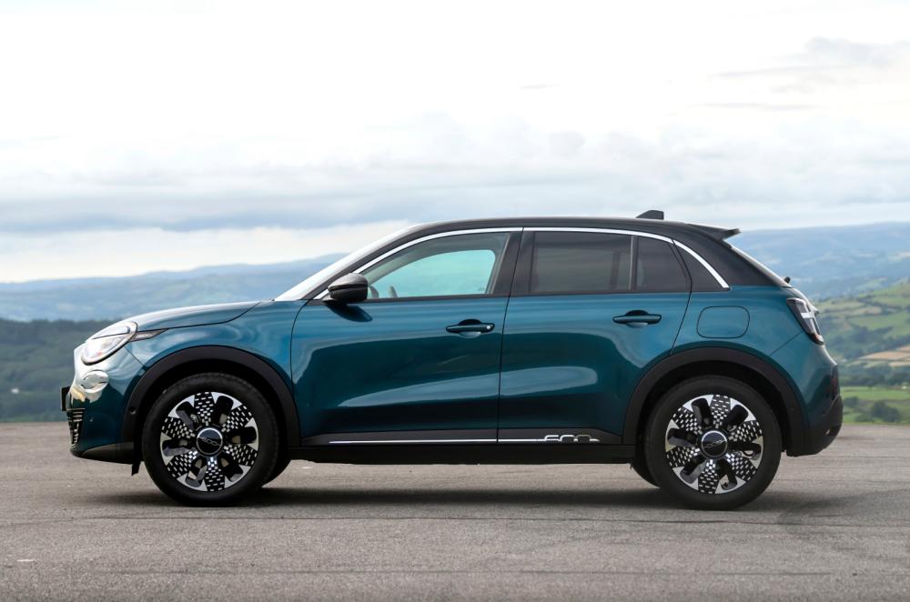 Fiat 600e static side