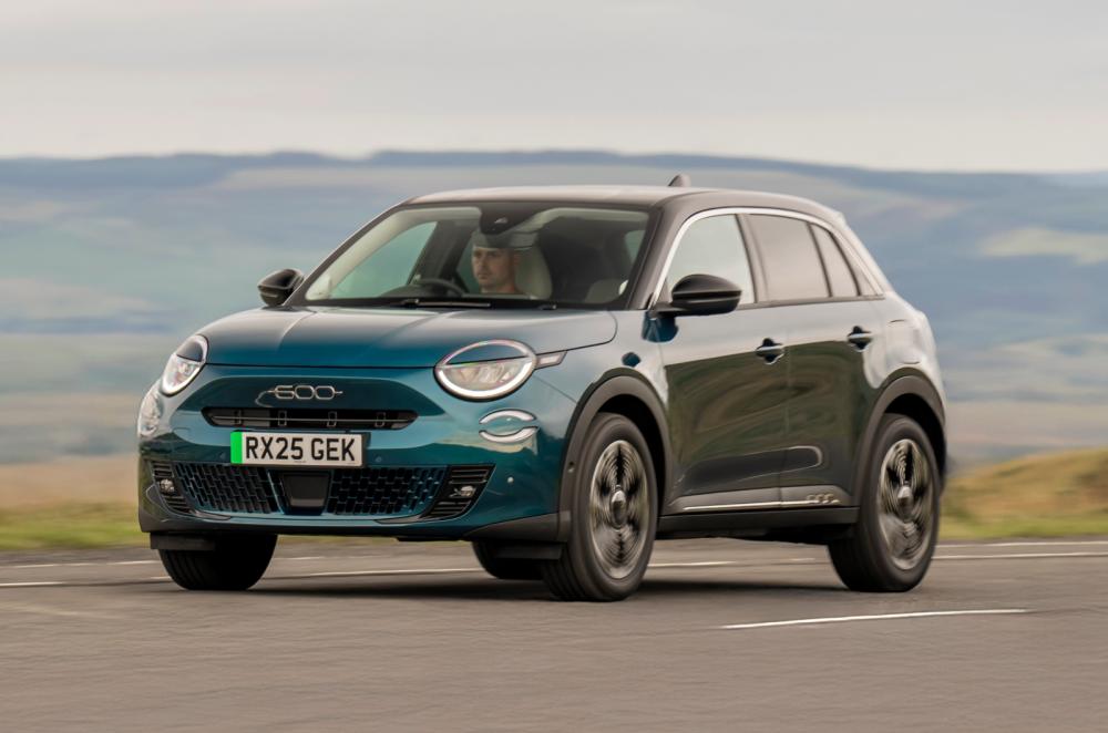 Fiat 600e front left driving