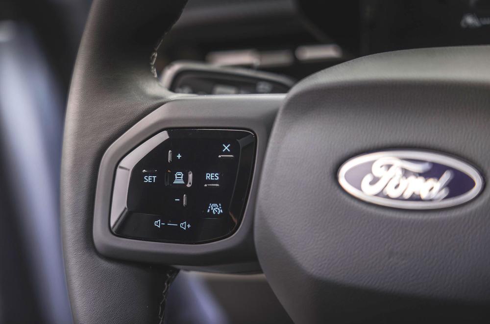 Ford Explorer steering wheel detail