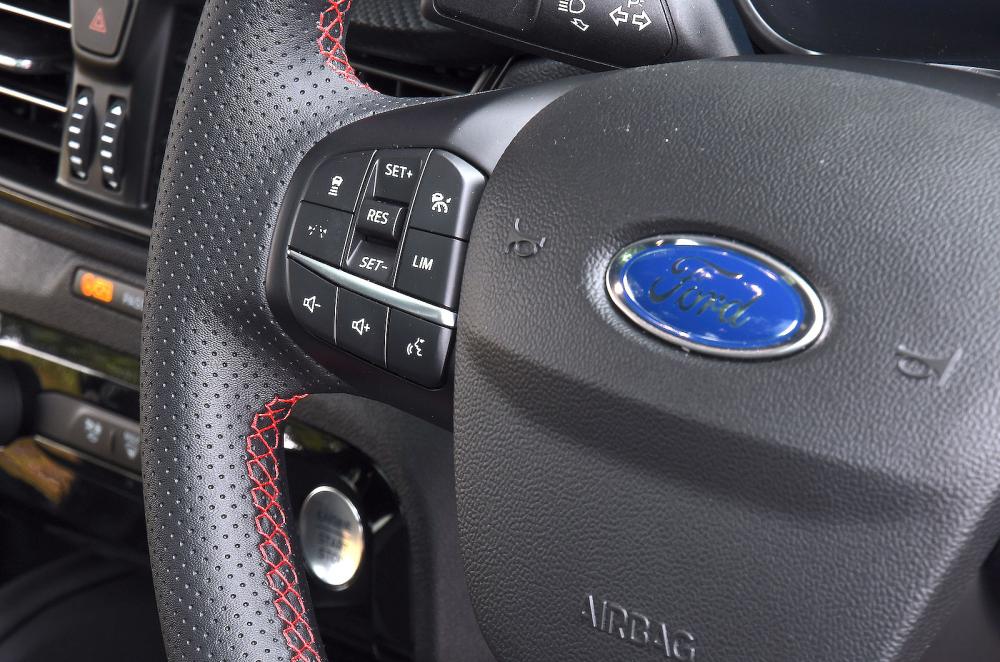Ford Kuga steering wheel detail