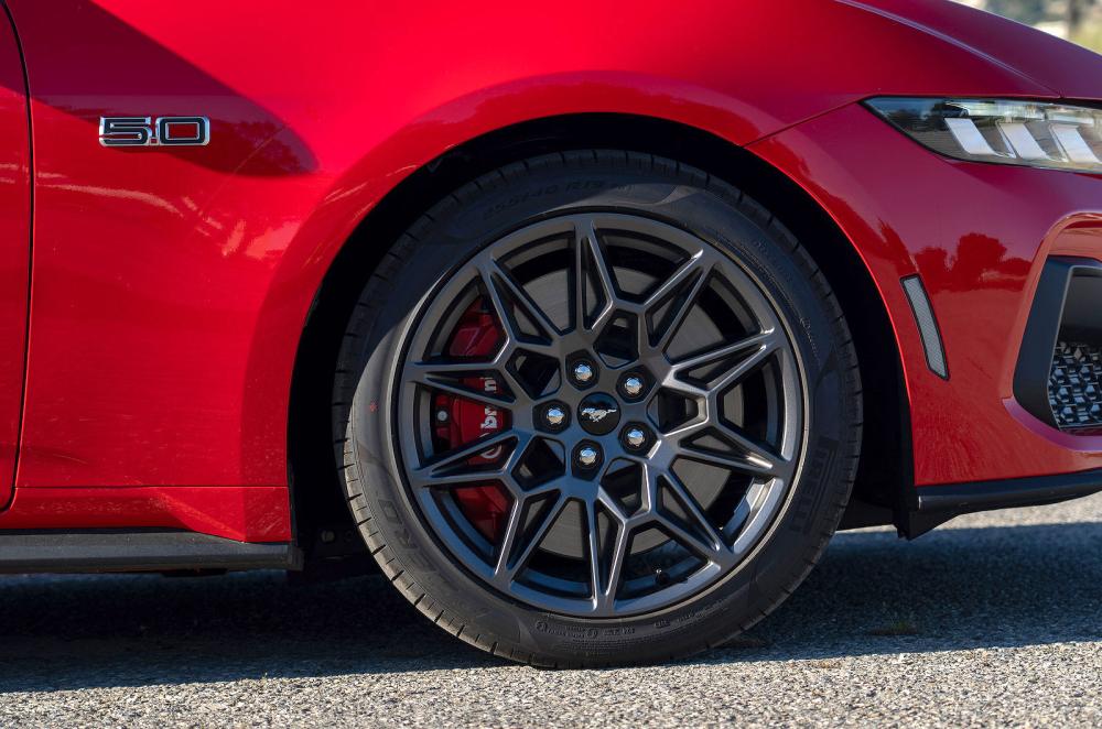 Ford Mustang Convertible alloy wheel