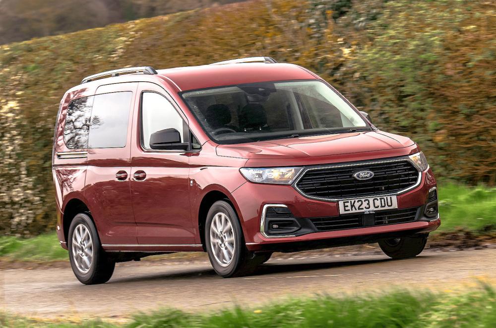 Ford Grand Tourneo Connect front right driving