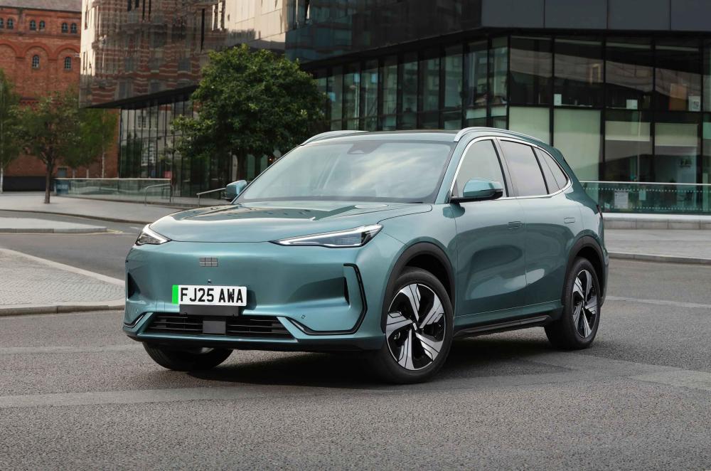 Geely EX5 front right exterior