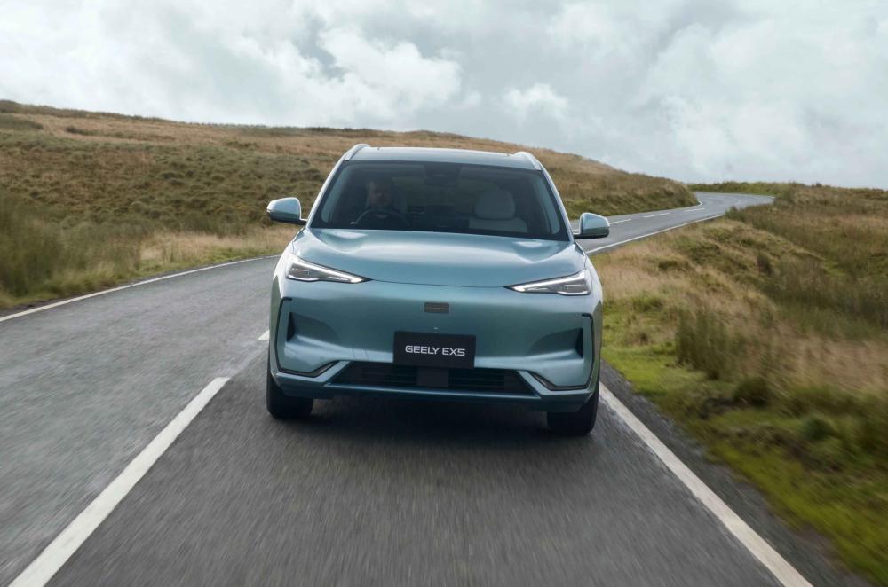 Geely EX5 driving front