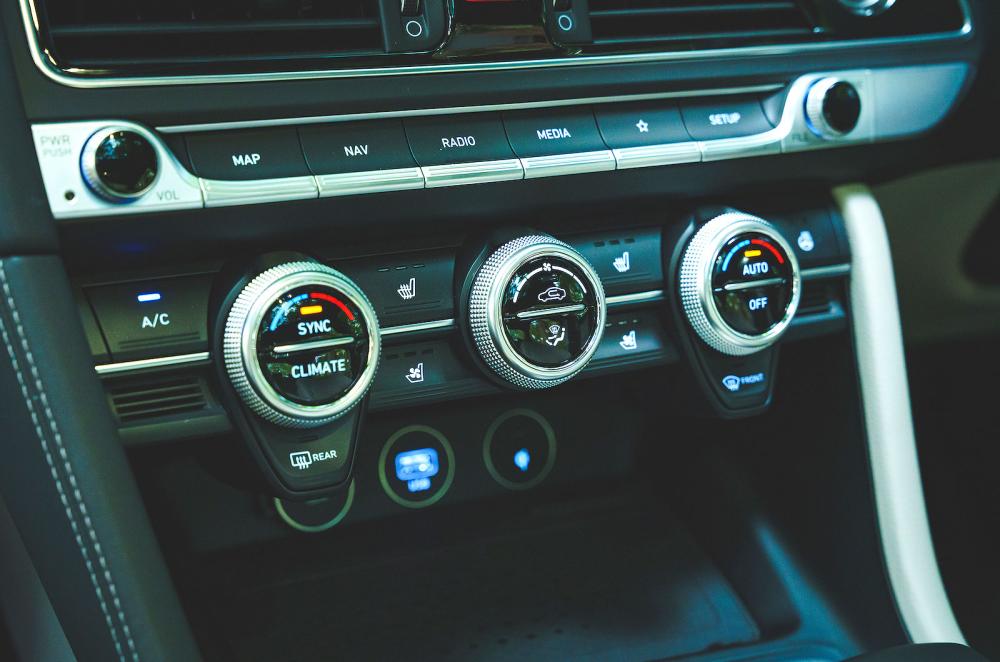 Genesis G70 interior air-con controls