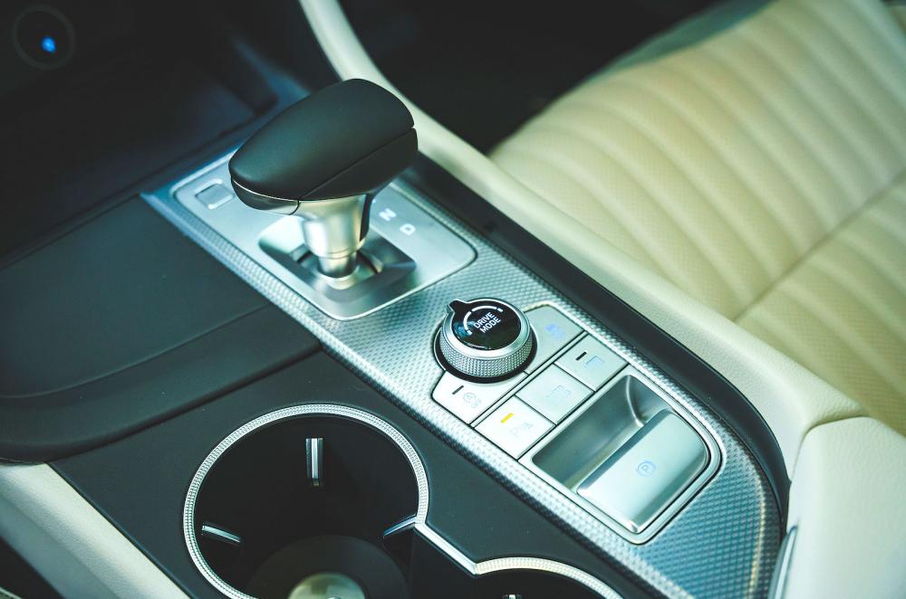 Genesis G70 interior detail