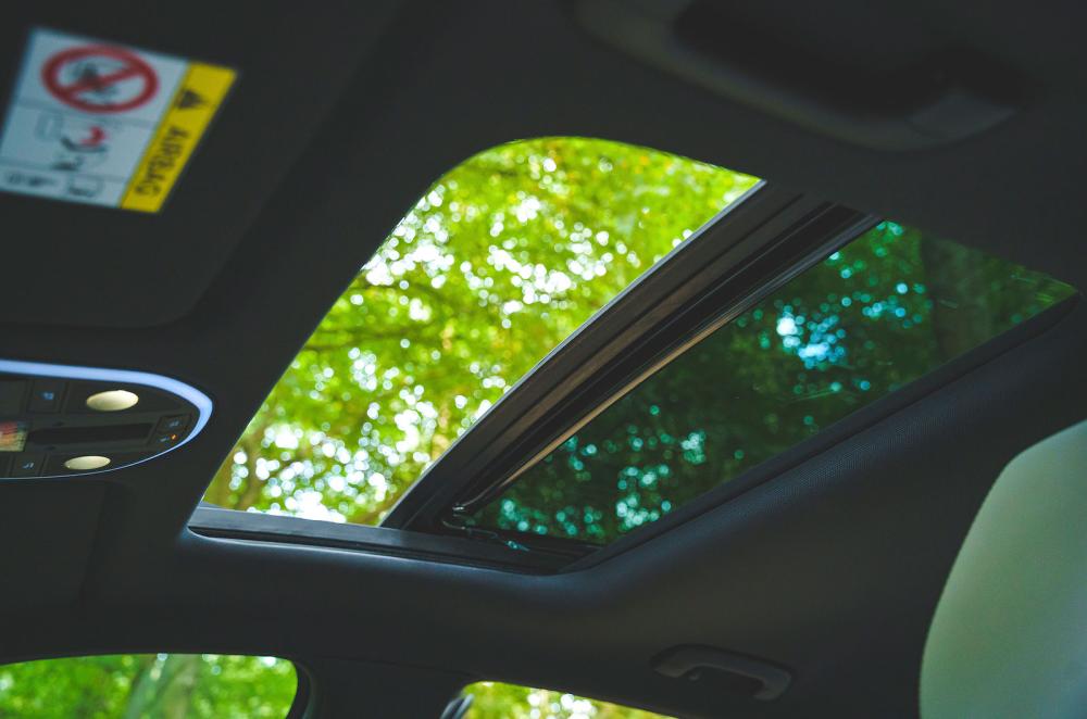 Genesis G70 interior sunroof