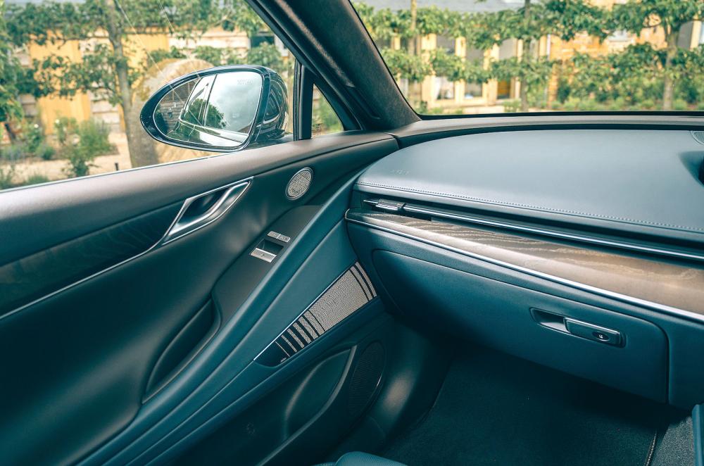 Genesis G80 dashboard detail