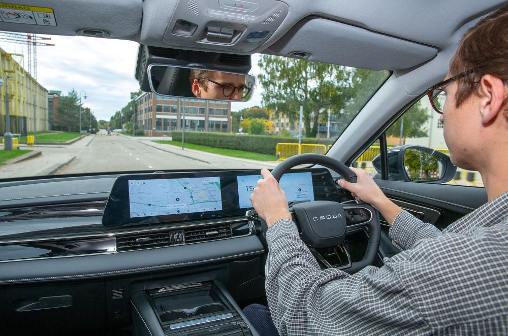 George Hill test driving Omoda E5