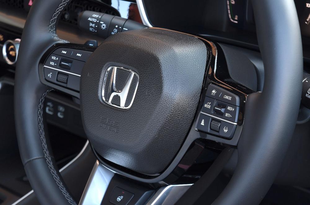 Honda CR-V steering wheel detail