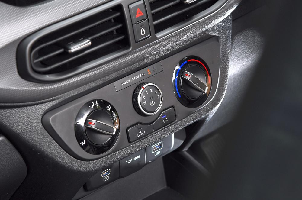Hyundai i10 air-con controls