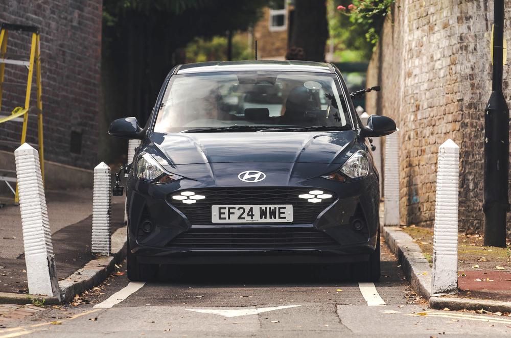 Hyundai i10 front driving