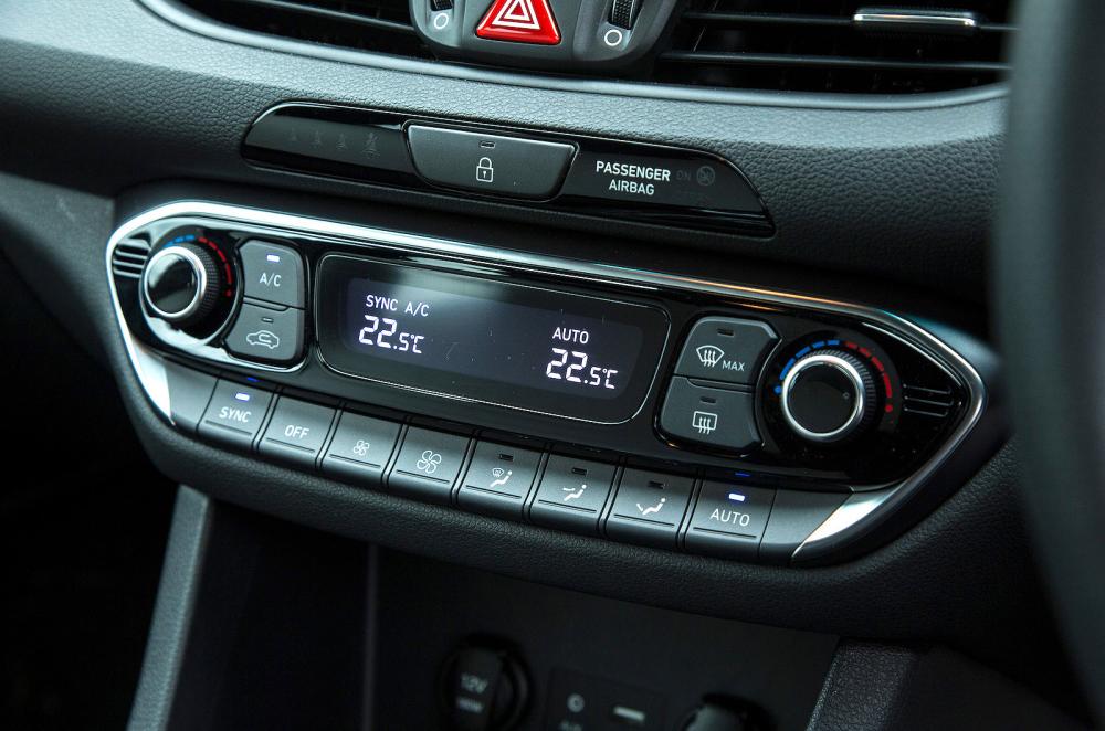 Hyundai i30 N interior climate controls