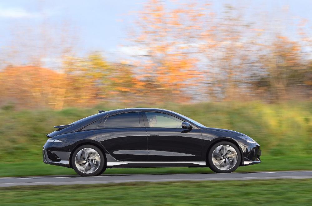 Hyundai Ioniq 6 right tracking