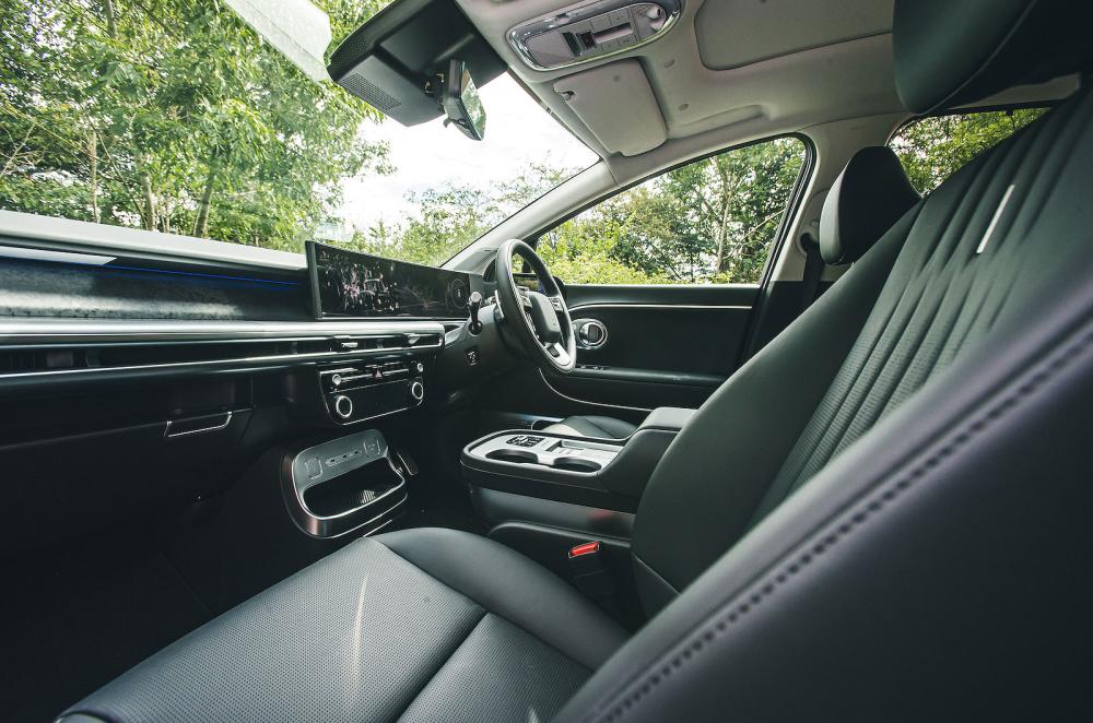 Hyundai Ioniq 9 front seats