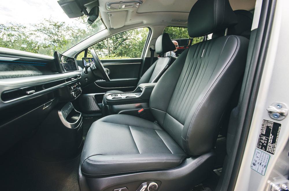 Hyundai Ioniq 9 front seats