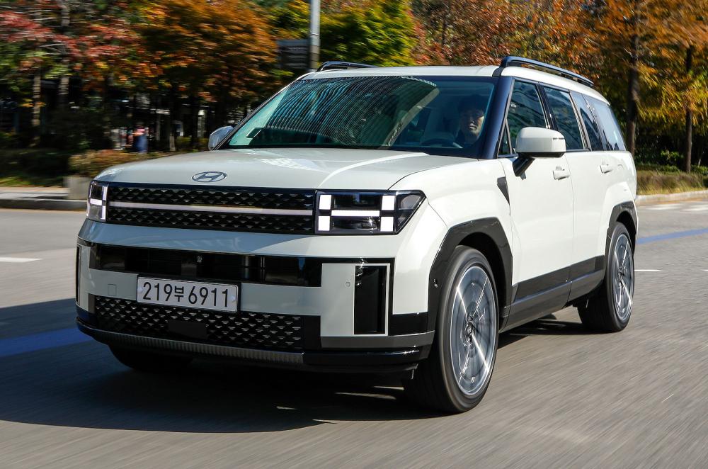 Hyundai Santa Fe front left driving