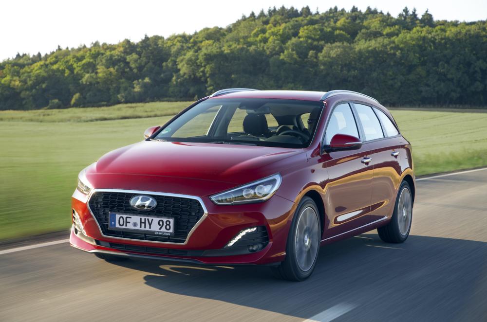 Hyundai i30 Tourer 2022 front left tracking