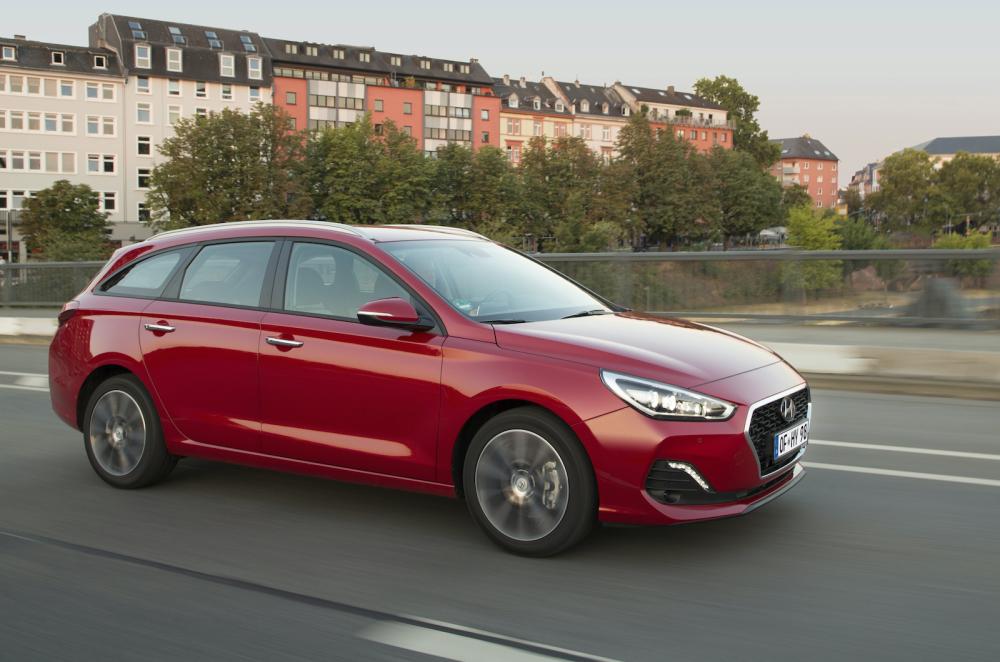 Hyundai i30 Tourer 2022 right tracking