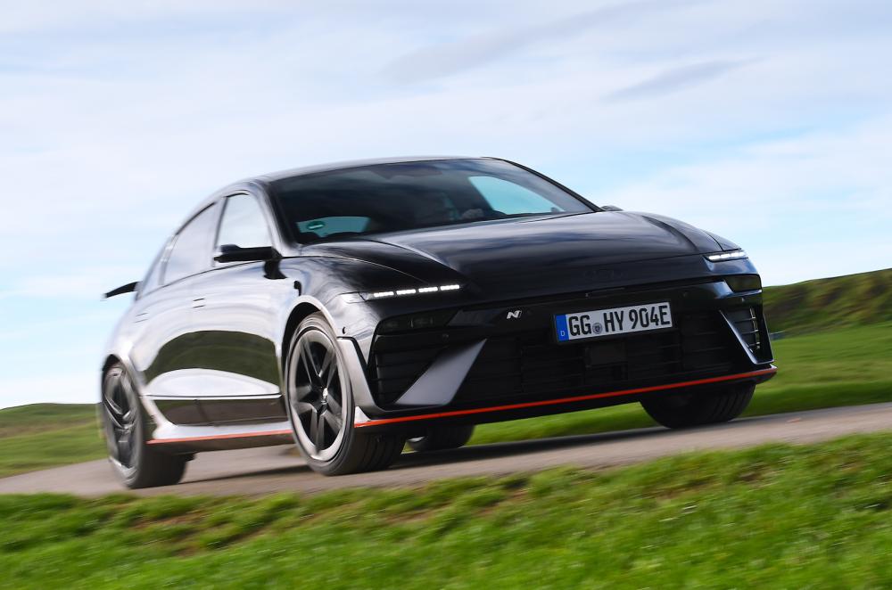 Hyundai Ioniq 6 N front driving