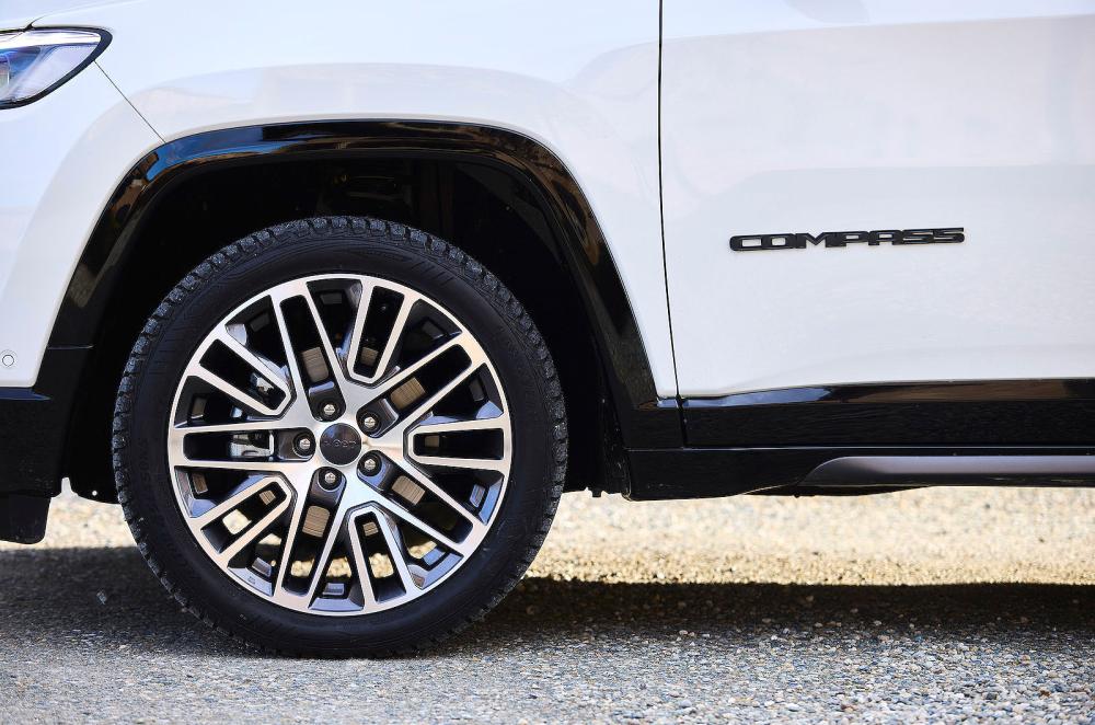 Jeep Compass alloy wheel detail