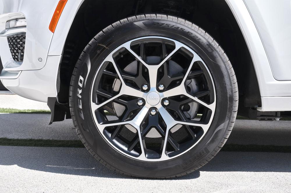 Jeep Grand Cherokee alloy wheel detail