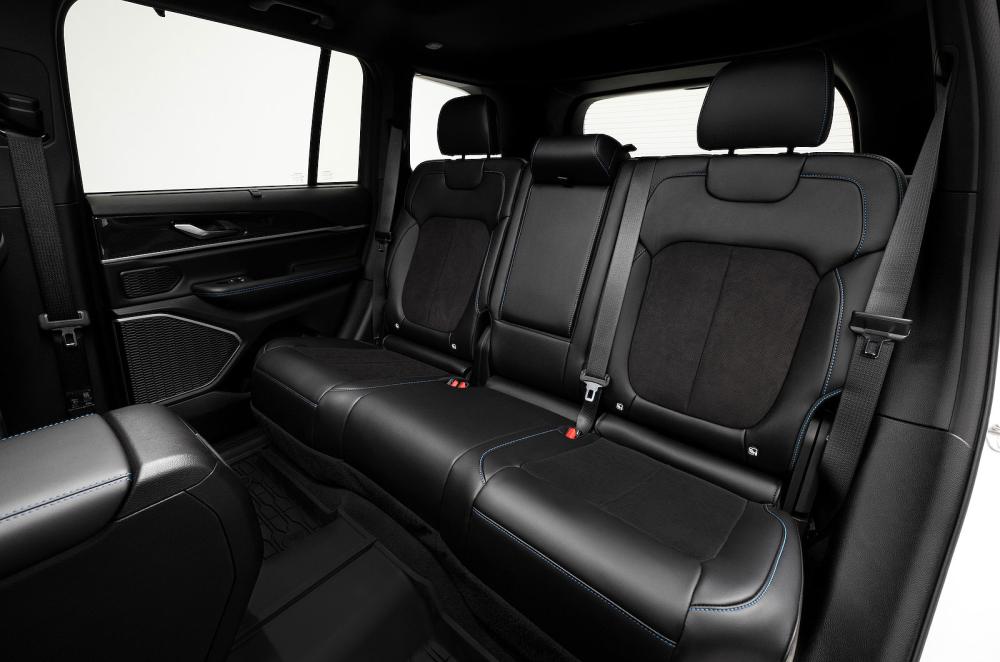 Jeep Grand Cherokee interior back seats