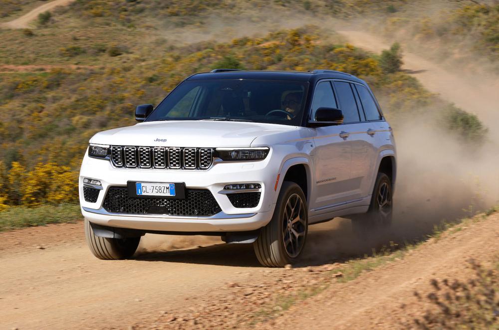 Jeep Grand Cherokee front left driving off road