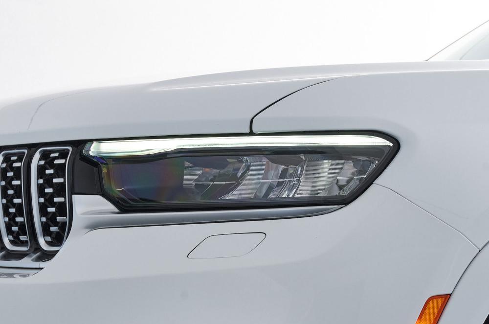 Jeep Grand Cherokee headlights detail
