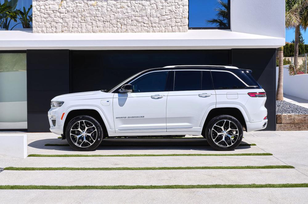 Jeep Grand Cherokee left static