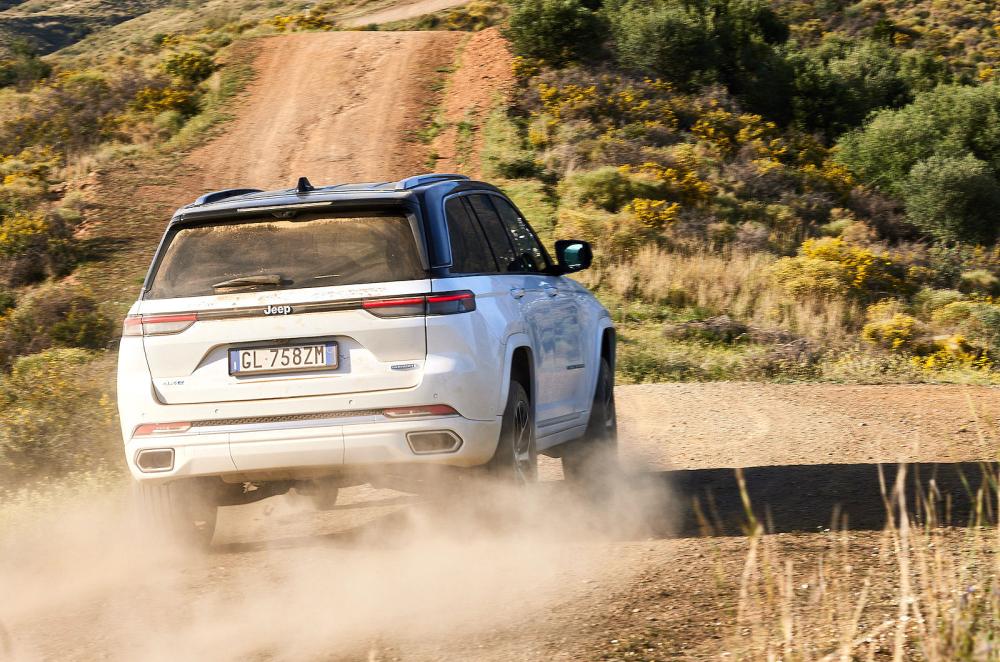 Jeep Grand Cherokee rear driving off road
