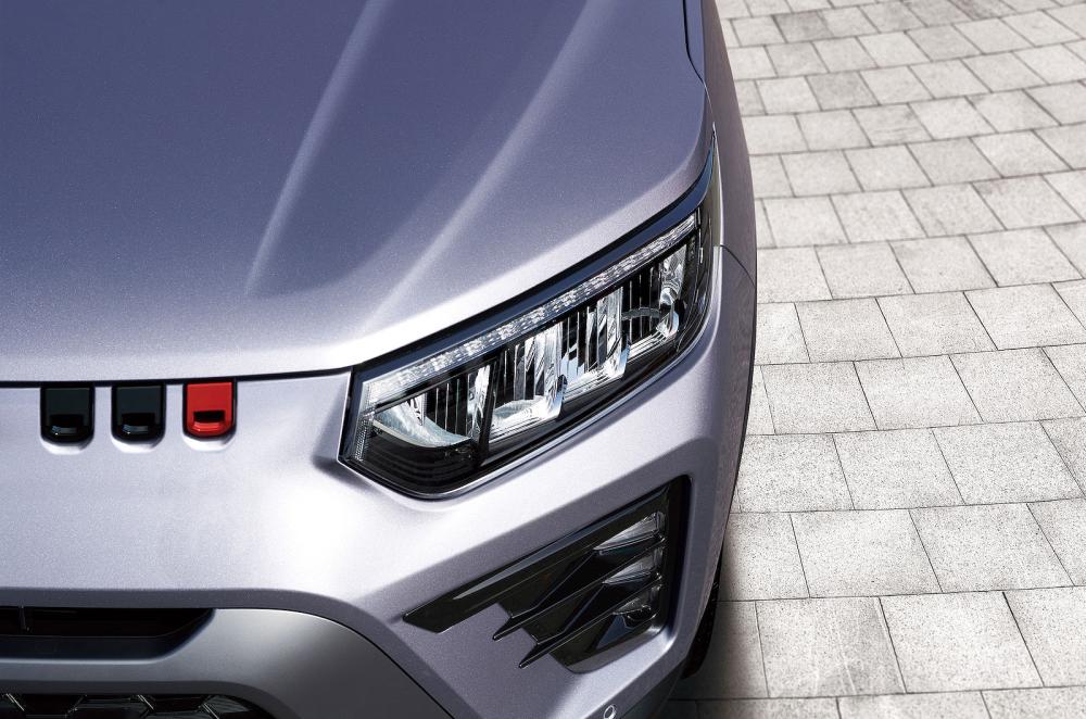 KGM Tivoli headlights