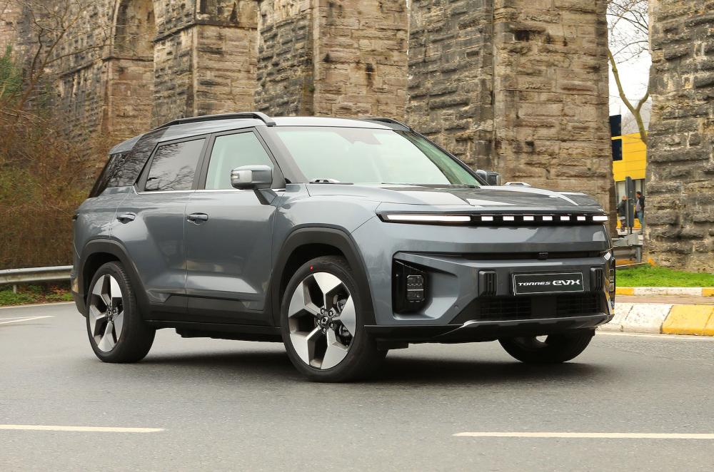 KGM Torres EVX front cornering