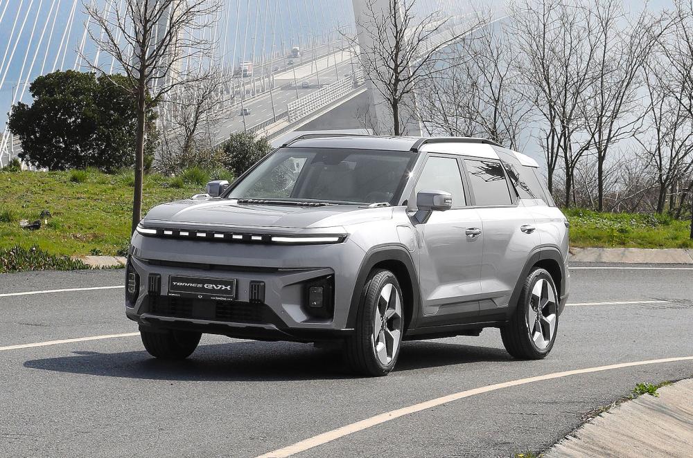 KGM Torres EVX front cornering