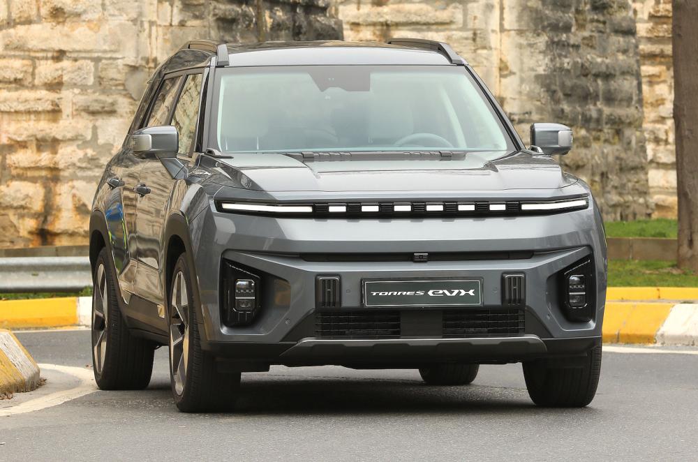 KGM Torres EVX front cornering