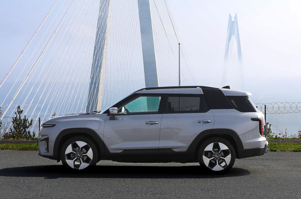 KGM Torres EVX left static