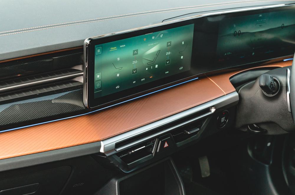 KGM Torres interior infotainment